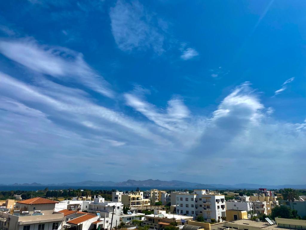 ZipárionNoufaro rooftop-sea view apartment的一座有建筑的城市,一片云 ⁇ 的蓝色天空