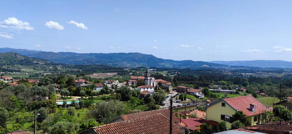 Casa Araújo的享有远处的群山小镇美景。