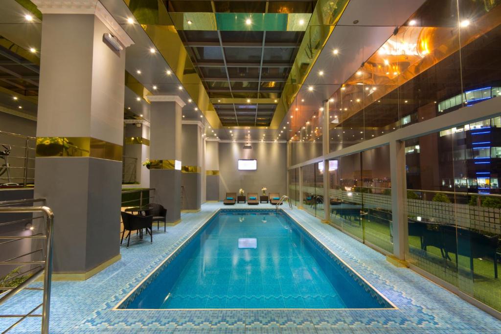 利马豪华银凯瑞酒店的一座带餐厅的大楼内的游泳池
