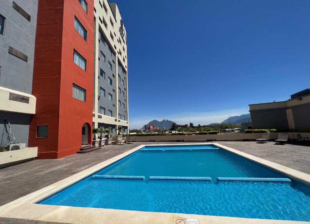 蒙特雷CHN Hotel Monterrey Norte, Trademark Collection by Wyndham的建筑物屋顶上的游泳池