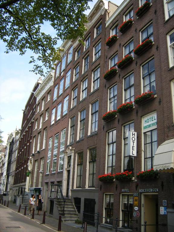 阿姆斯特丹Hotel Hoksbergen的城市街道上的一座大型砖砌建筑