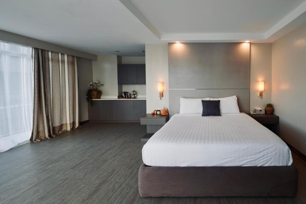 爱妮岛S Resort El Nido的一间带大床的卧室和一间厨房