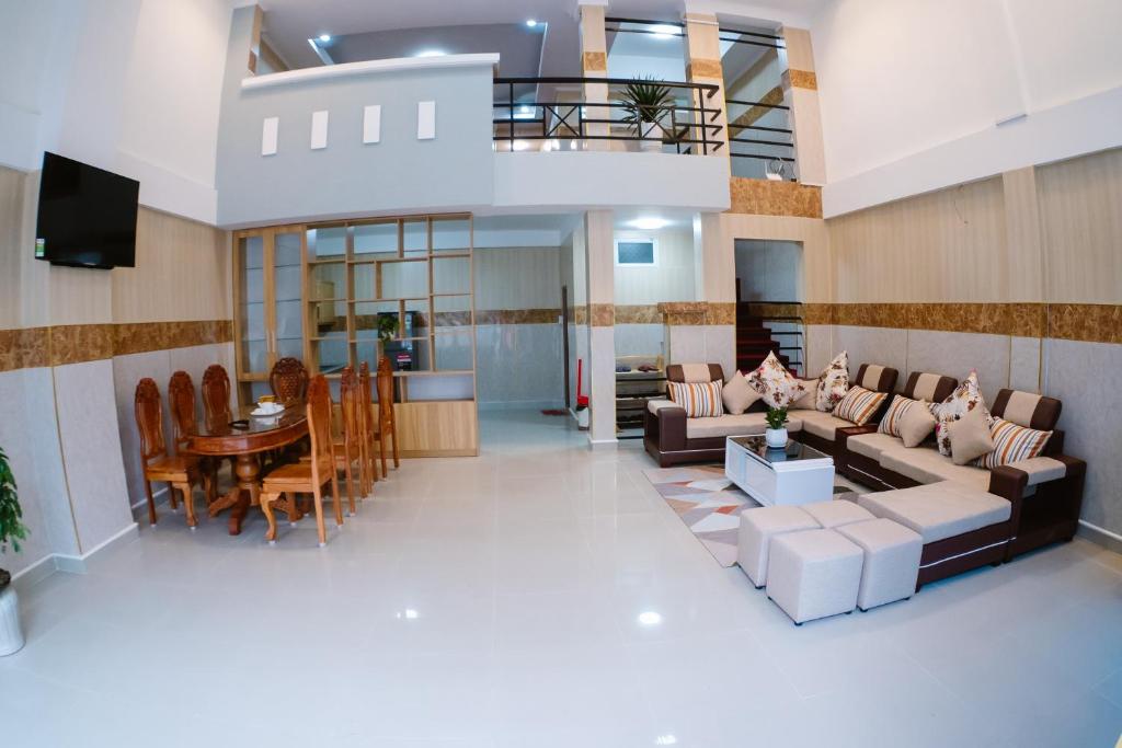 Cái RăngHung Phu Home & Apartment的带沙发的客厅和用餐室