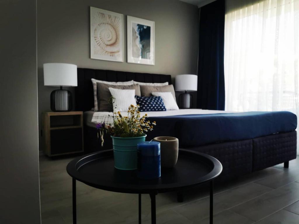 辛尼莫雷特Blue Breeze的一间卧室配有一张床和一张带蓝色沙发的桌子