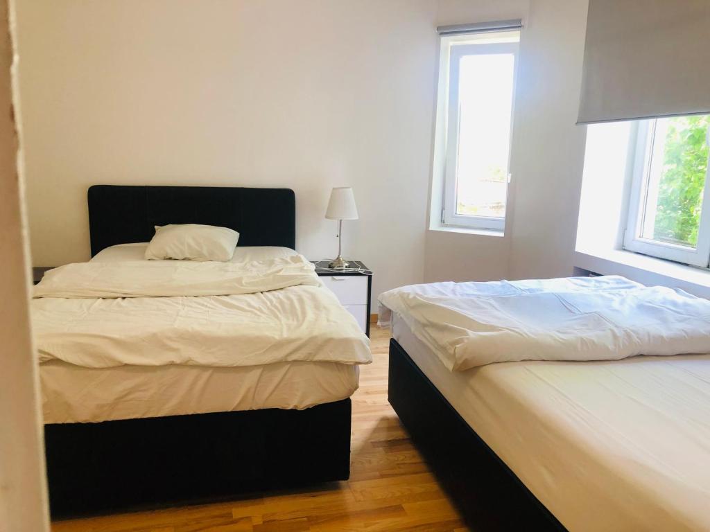 哥本哈根A1住宿公寓的一间卧室设有两张床和窗户。