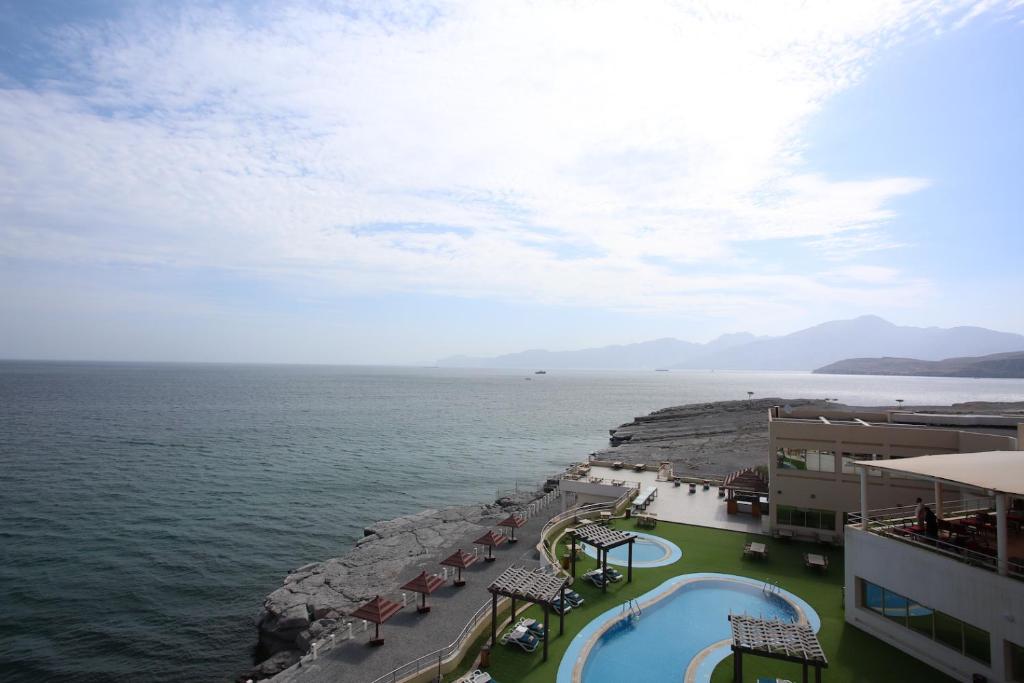 海塞卜阿塔那海塞卜酒店的海景度假村 - 带游泳池