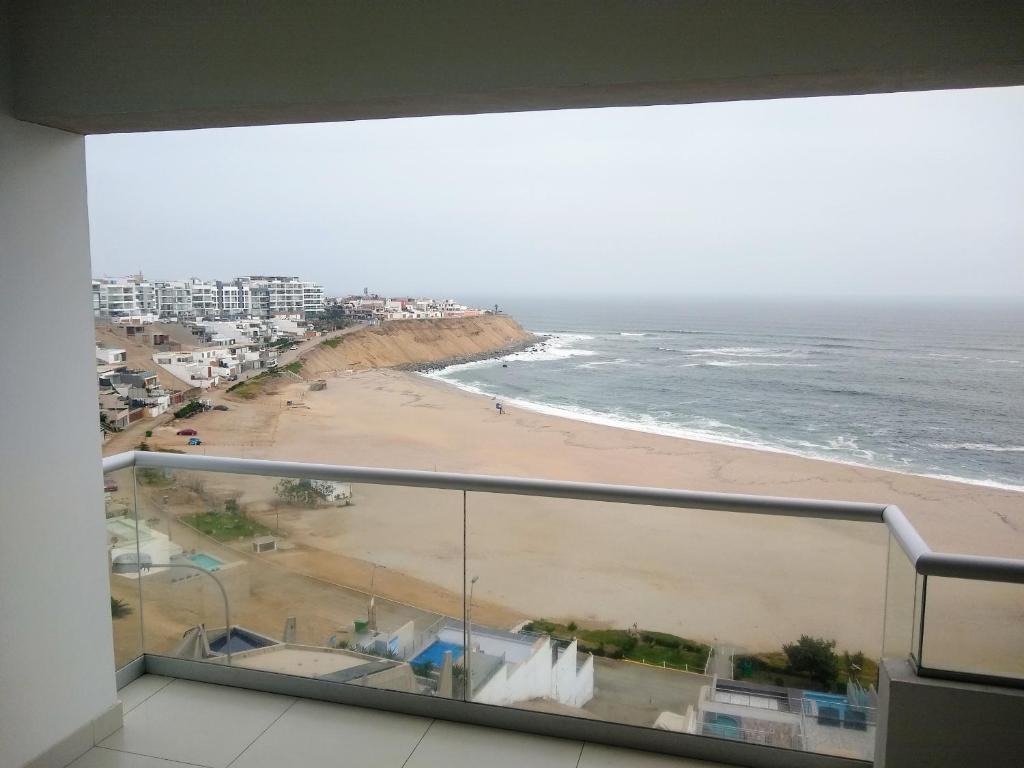 蓬塔赫尔莫萨Departamento en Punta Hermosa con Vista al Mar的享有海滩美景的阳台