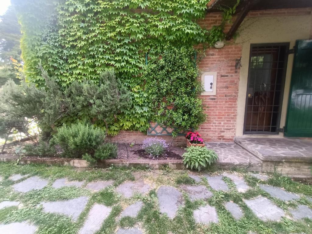 雷诺河畔卡萨莱基奥Casina Belvedere的门前有植物的砖房