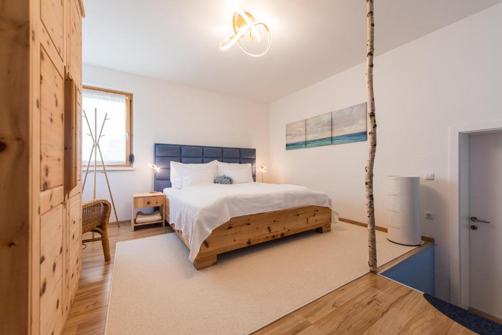 格蒙登Apartment Alexandra的一间卧室配有一张床和吊扇