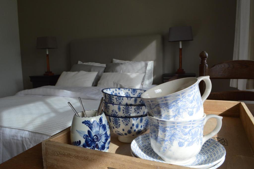 迪斯胡克Huis aan Honte的木箱,床上有三个蓝色和白色花瓶