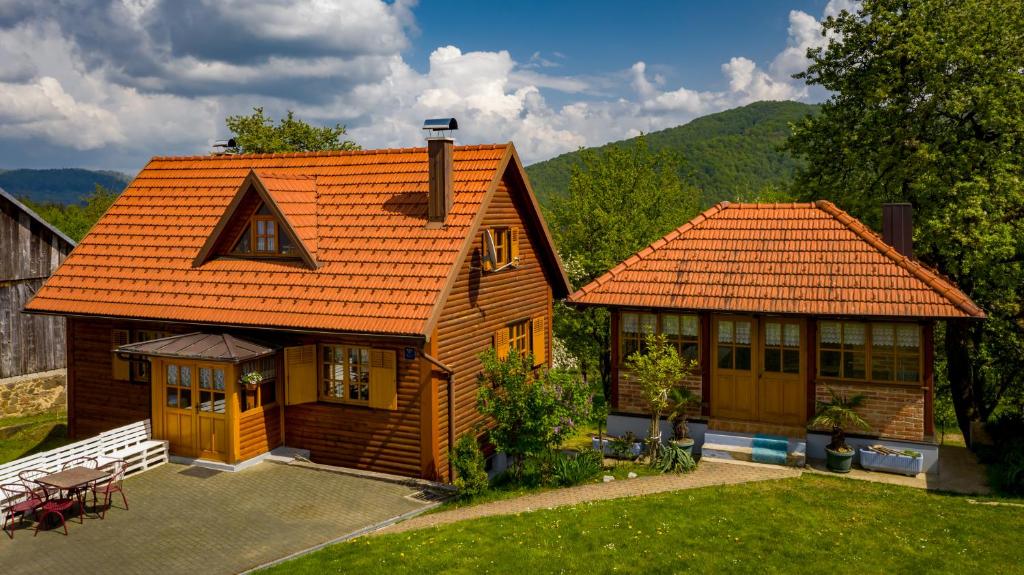 SkradHoliday House Pečišće的一座带橙色屋顶的小房子