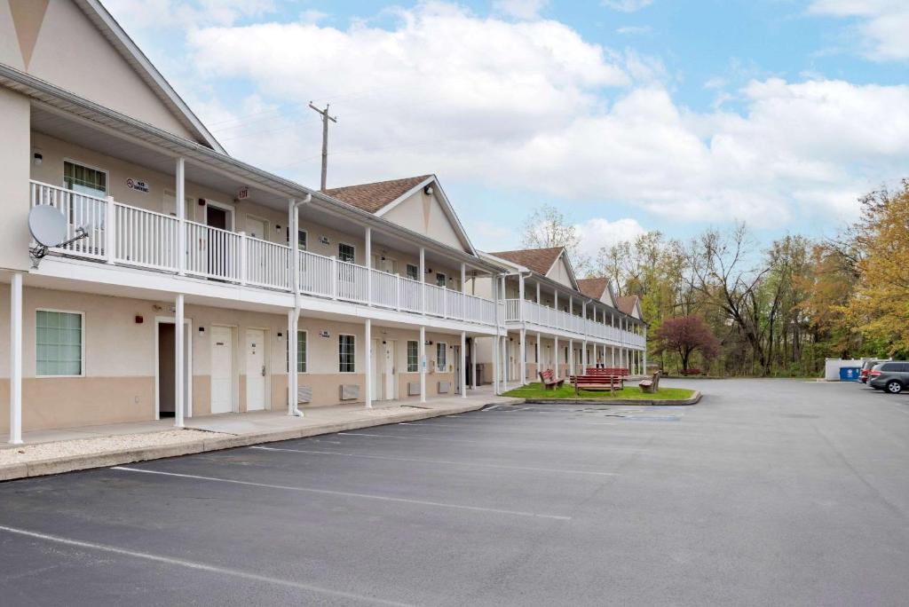 盖茨堡Americas Best Value Inn Gettysburg的享有带停车场的大楼的景色