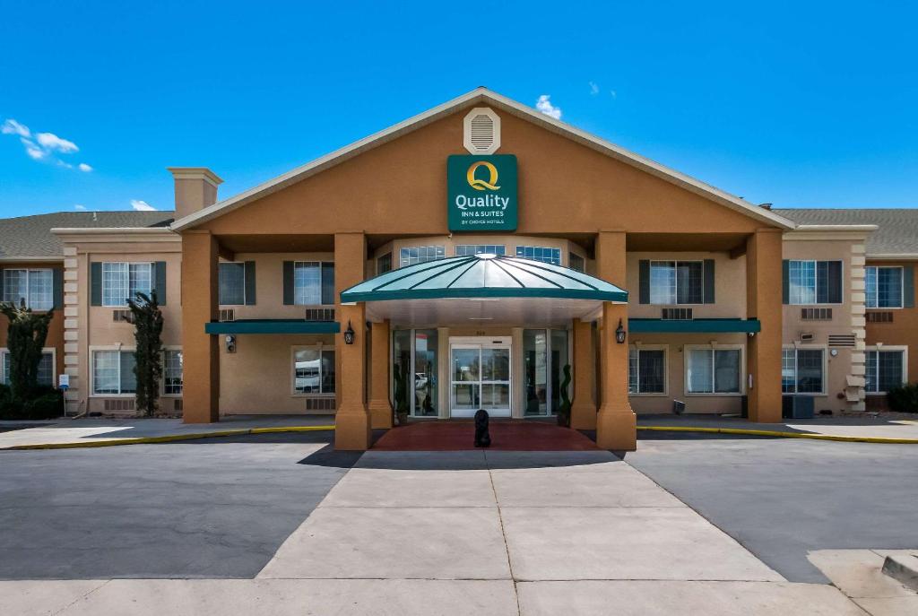 盐湖城盐湖城机场西品质酒店及套房的医院入口处的建筑物