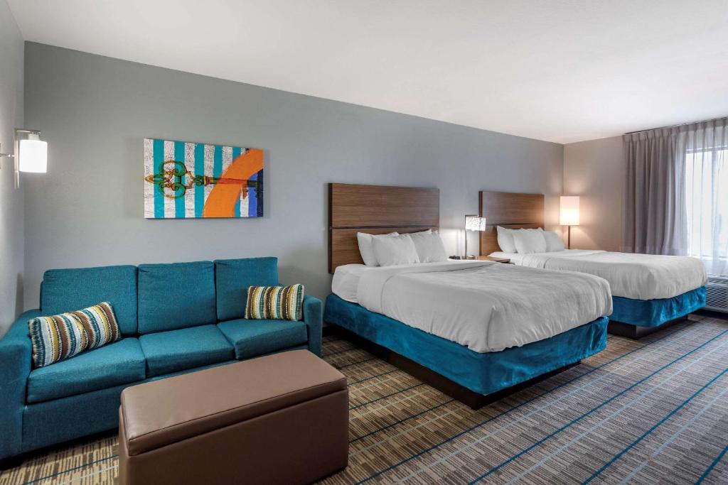 博林格林MainStay Suites的酒店客房,设有两张床和一张沙发
