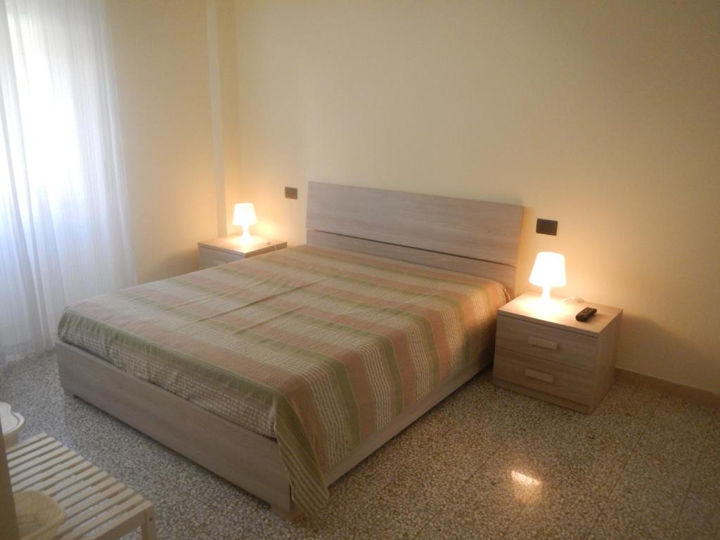 基耶蒂guzzi b&b的一间卧室配有一张床和两个带灯的床头柜