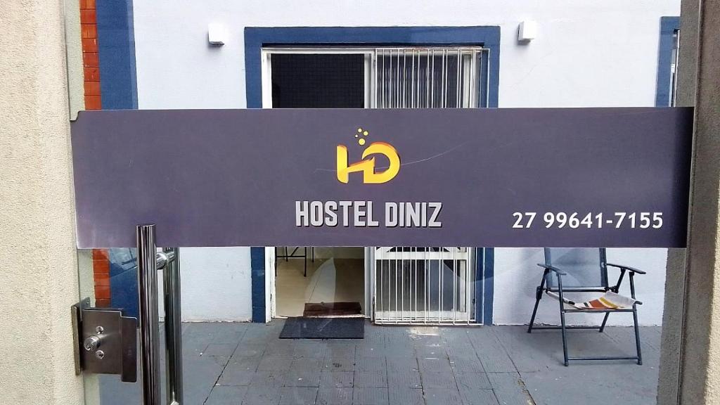 维多利亚Hostel Diniz的一间旅馆前的标志