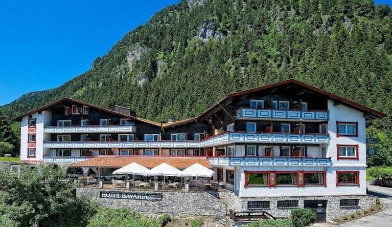 普夫龙滕Familotel Bavaria Pfronten-Familien Hotel-Alles Inklusive Konzept的一座大酒店,背景是一座山