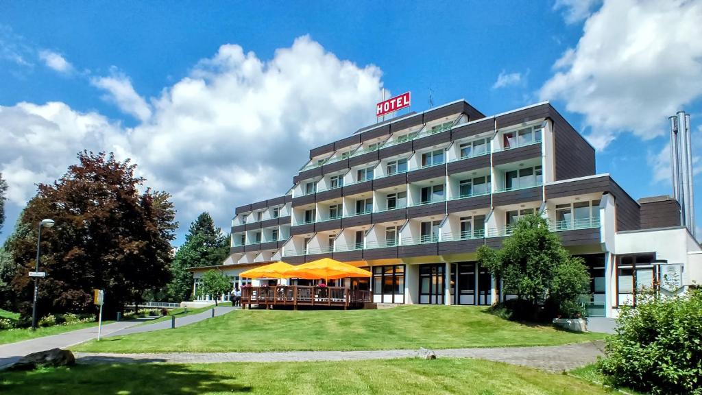 奥尔斯贝格奥斯贝格公园酒店的酒店大楼前面设有草坪