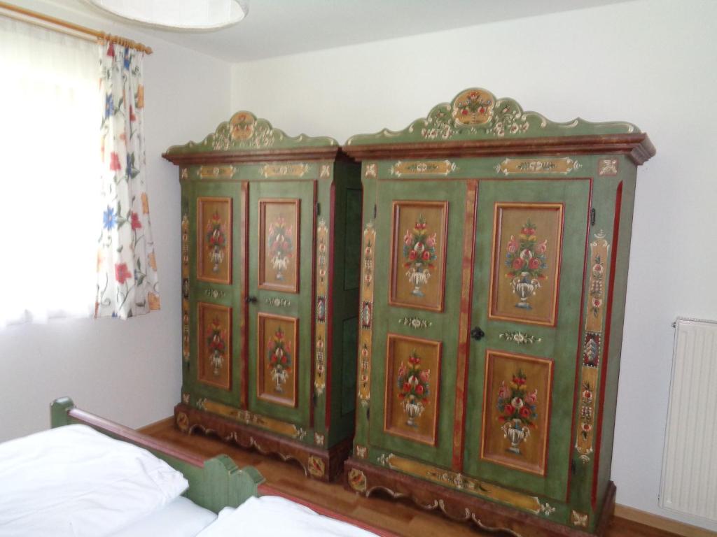 Planca di SopraAlthuberhof的卧室里的一对绿色橱柜