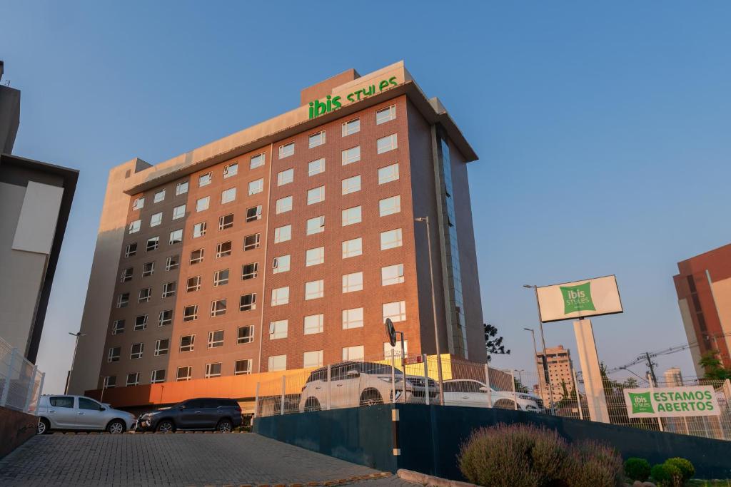 圣若泽杜斯皮尼艾斯ibis Styles Curitiba Aeroporto的一座酒店大楼,上面有标志