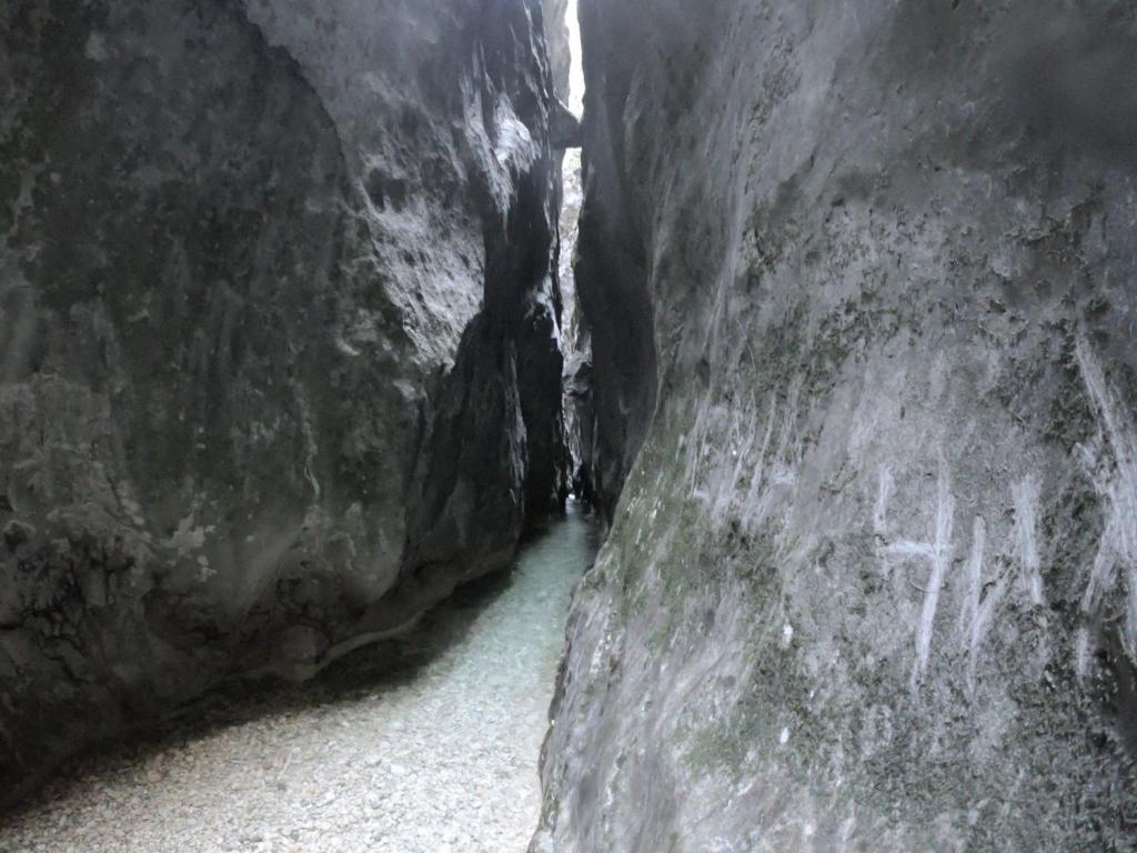 扎布利亚克Accommodation Konak的河旁的岩壁洞