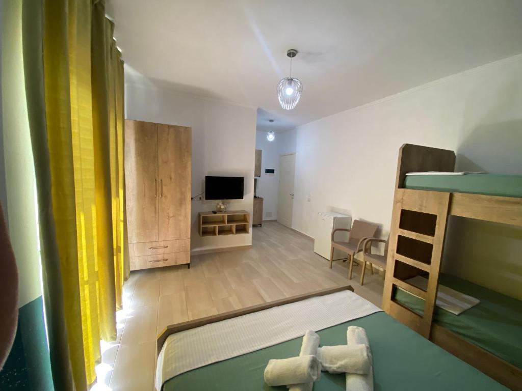 卡萨米尔Villa Luan Ksamil的一间带双层床的卧室和一间客厅