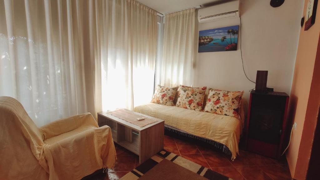 布德瓦Apartments Ruza的带沙发和椅子的小客厅