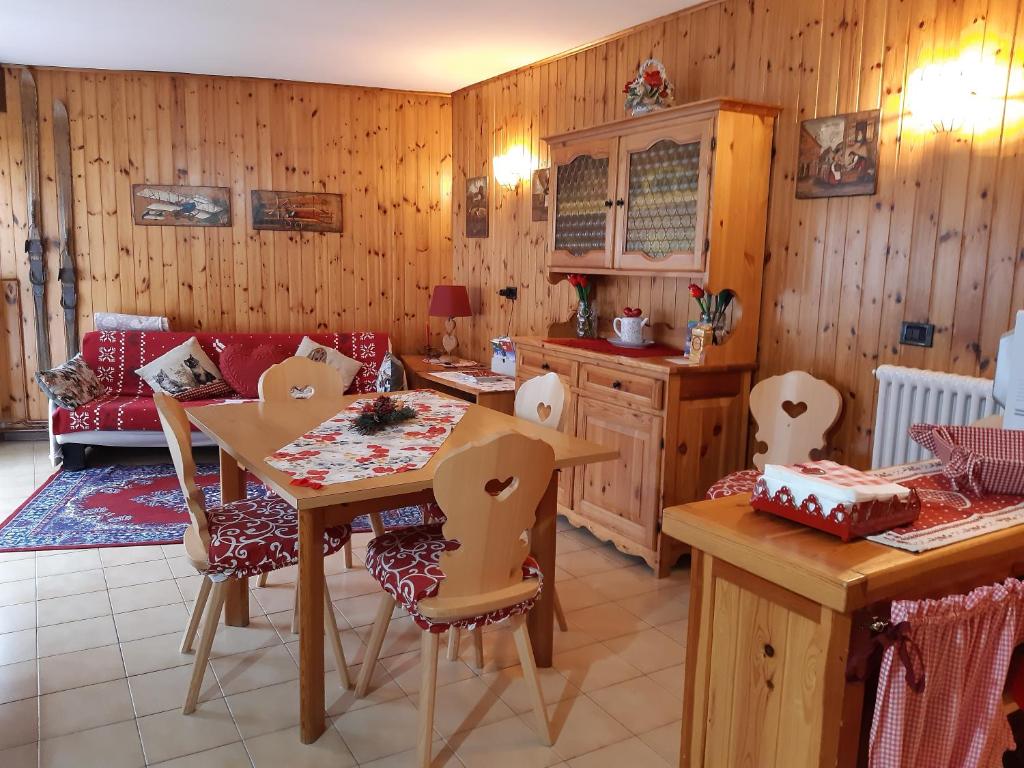坎皮泰洛迪法萨Sella Ronda Apartment的厨房设有木墙和桌椅
