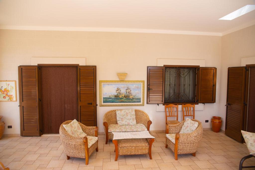 法萨诺冬妮娅别墅的客厅配有椅子和桌子