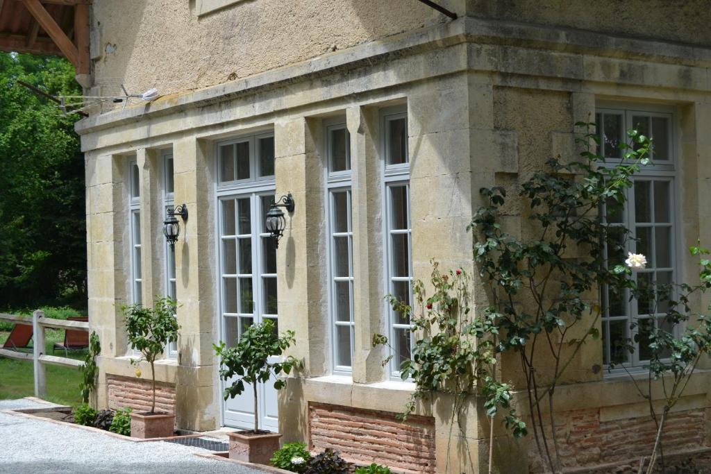 Saint-JustinL'Orangerie, Château St Justin的建筑的侧面设有白色窗户