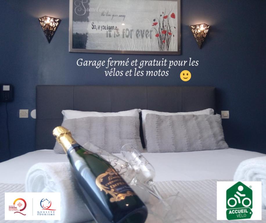 卡尔卡松阿斯托利亚酒店的床上坐着一瓶香槟