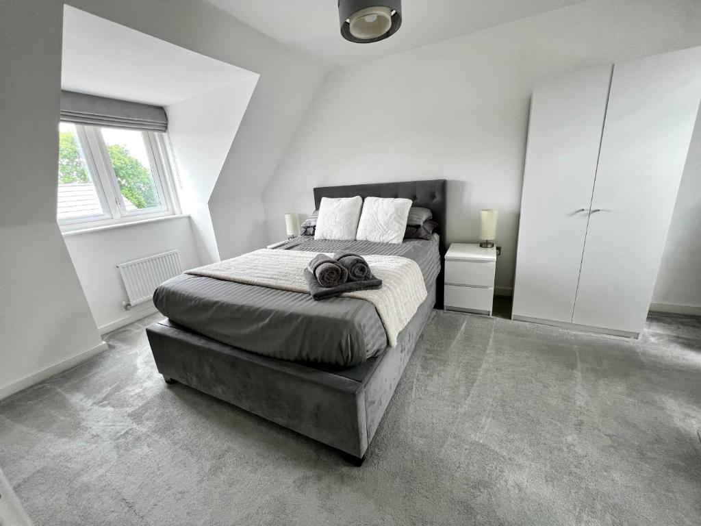 科尔切斯特North Colchester Homestay的一间卧室设有一张大床和一个大窗户