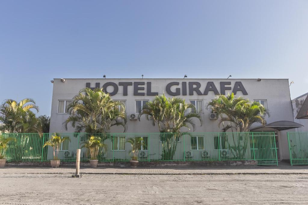 伊塔蒂亚亚Hotel Girafa的一座楼前有棕榈树的酒店
