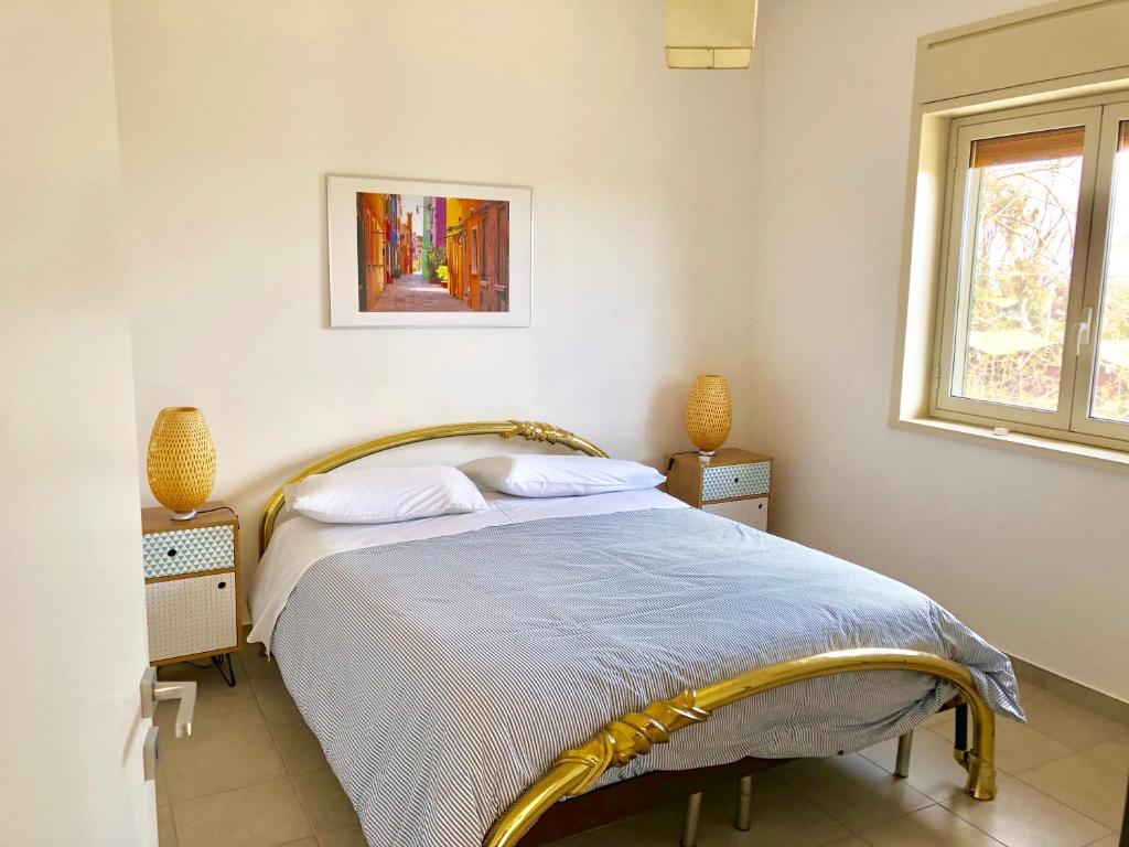 卡塔尼亚playa home的一间带床的卧室,位于带窗户的房间内