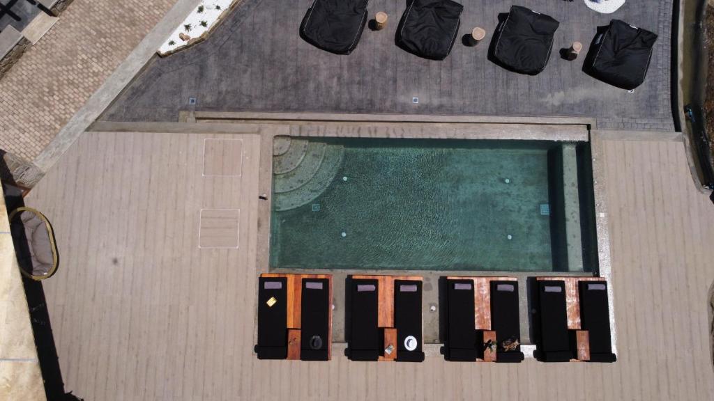 阿诺梅拉Granite Village Mykonos的船上的键盘,带游泳池