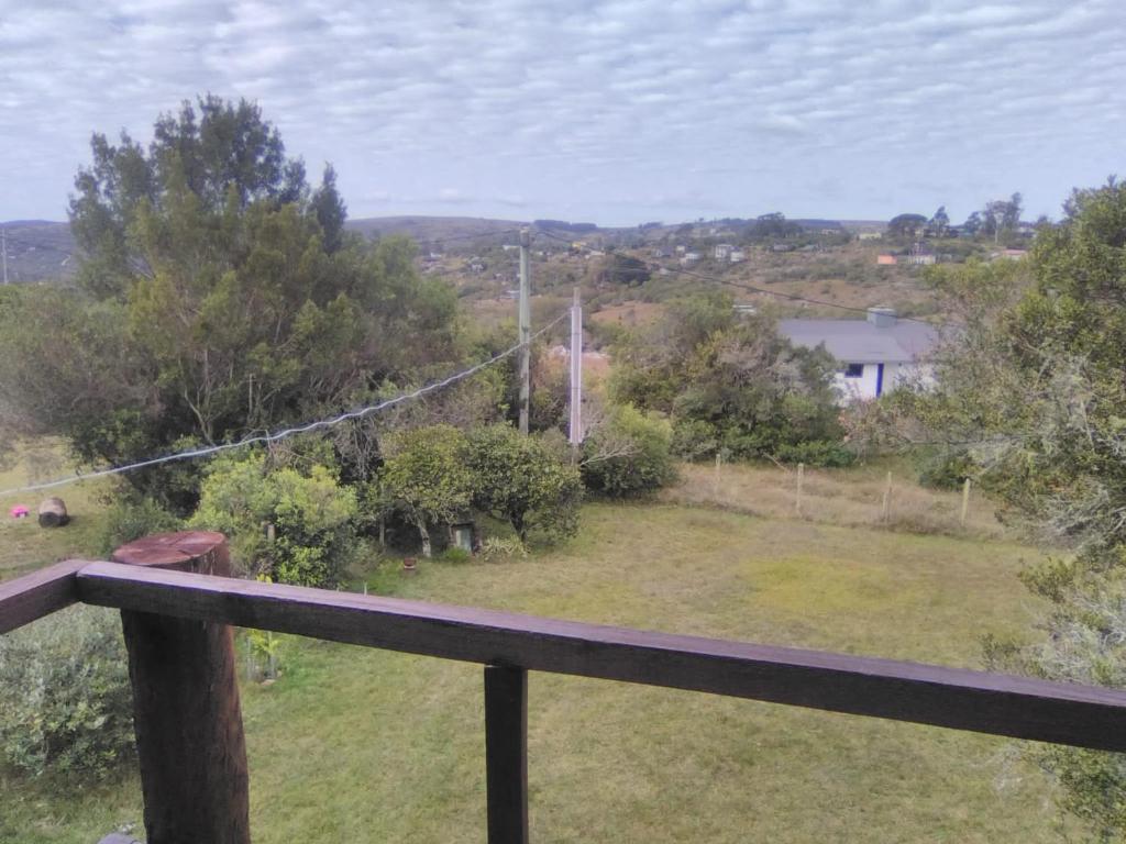 塞拉纳镇Horneritos - Cabaña en Villa Serrana的阳台享有庭院美景
