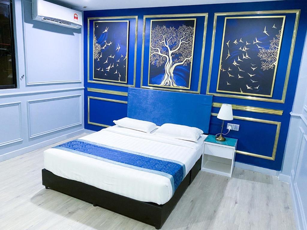 话毛生61 Hotel的一间拥有蓝色墙壁的卧室和一张带床头柜的床