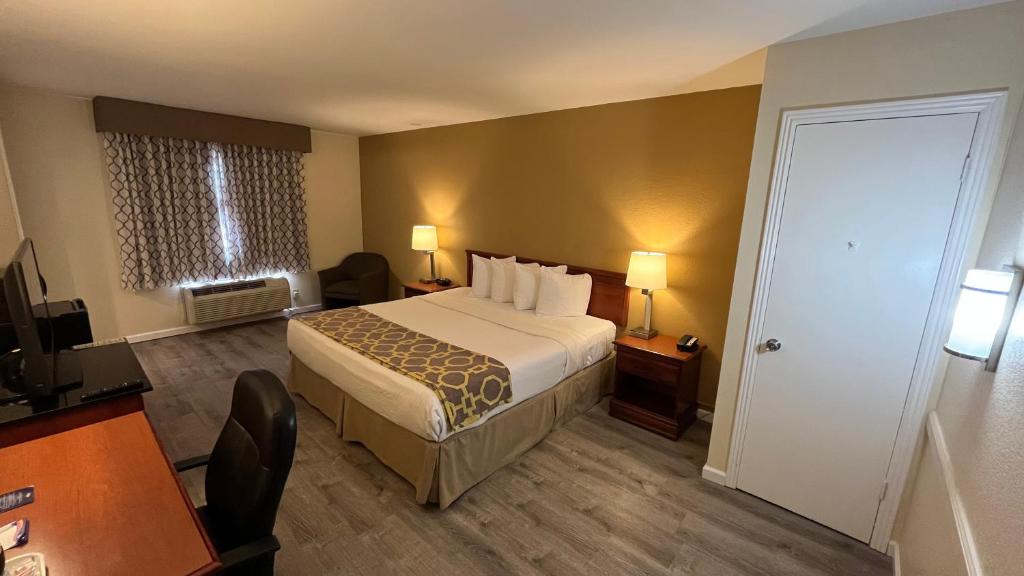 罗克斯普林Blue Breeze Hotel - Rock Springs的酒店客房,配有床和电视
