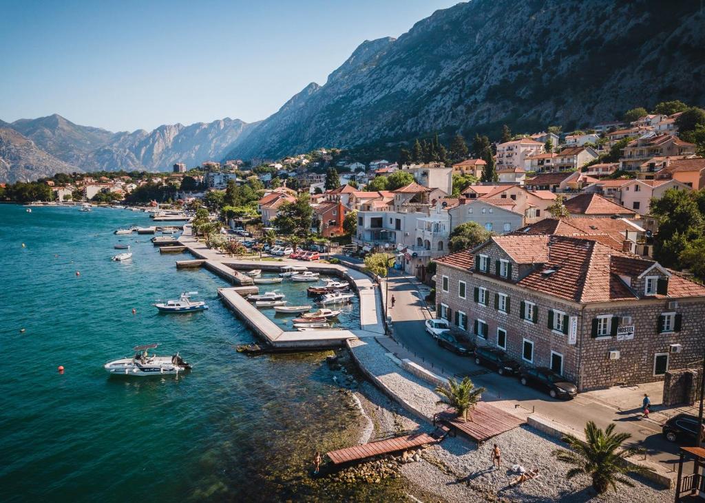 科托尔Montenegro Hostel 4U的享有水面上船只的城镇空中景色