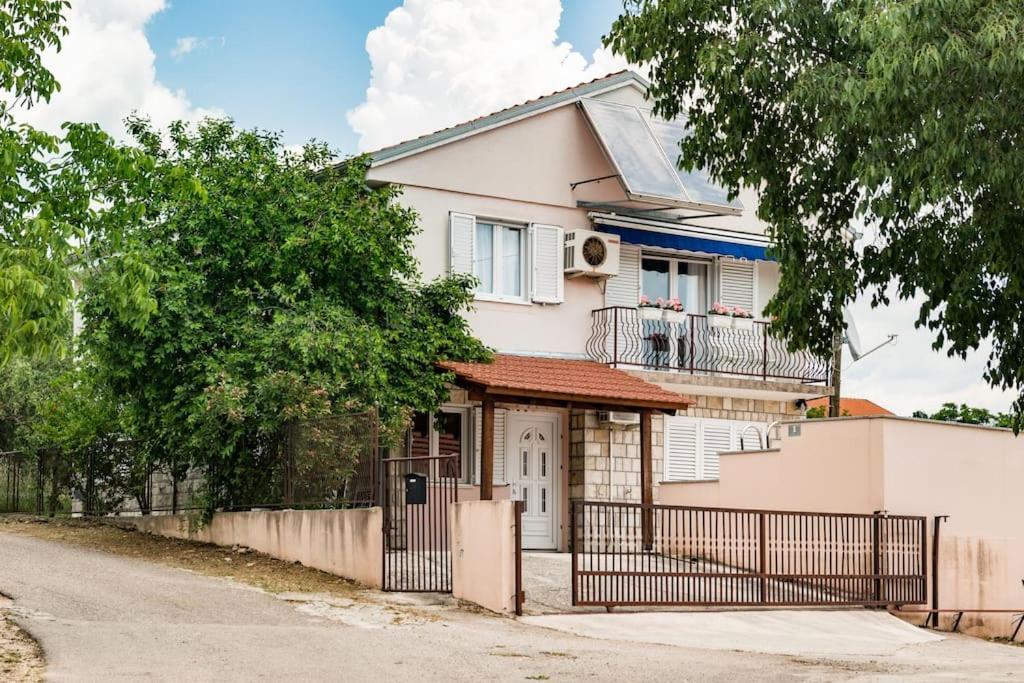 ZmijavciHoliday home Goranka的前面有栅栏的白色房子