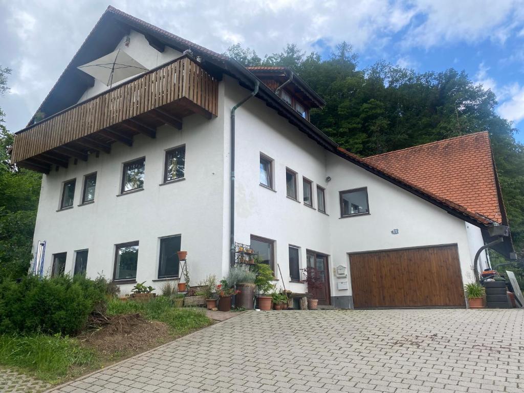 Ober-AbtsteinachHaus Dreil的白色房子,有棕色的屋顶