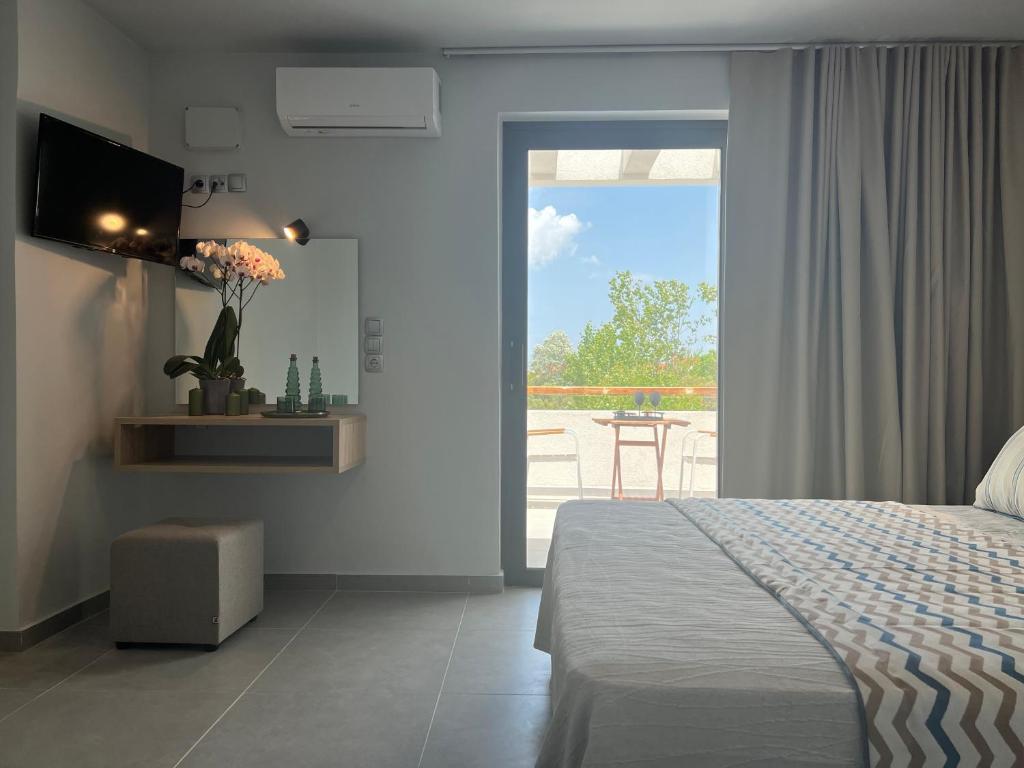 普莱诺斯Κimiro Hotel Tsilivi的一间卧室配有一张床,享有庭院的景色