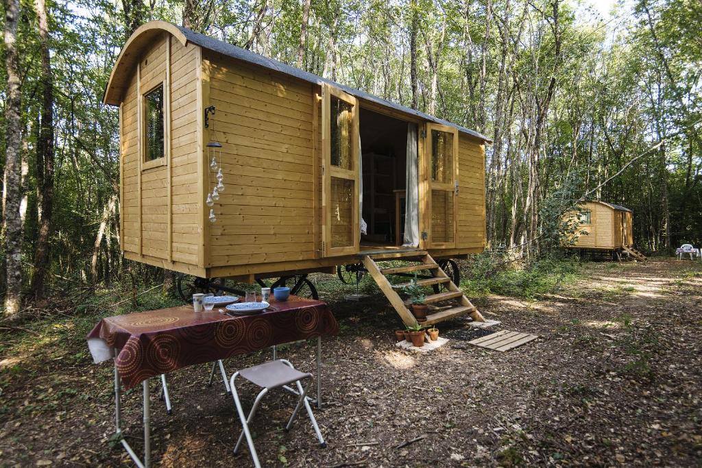 Sougères-en-PuisayeLovely 2-Bed shepherds hut in a Forest的森林中间的小木屋