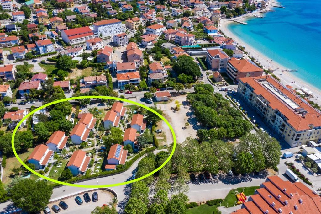 巴斯卡Villas Corinthia的享有度假村的空中景致,设有黄色圆圈