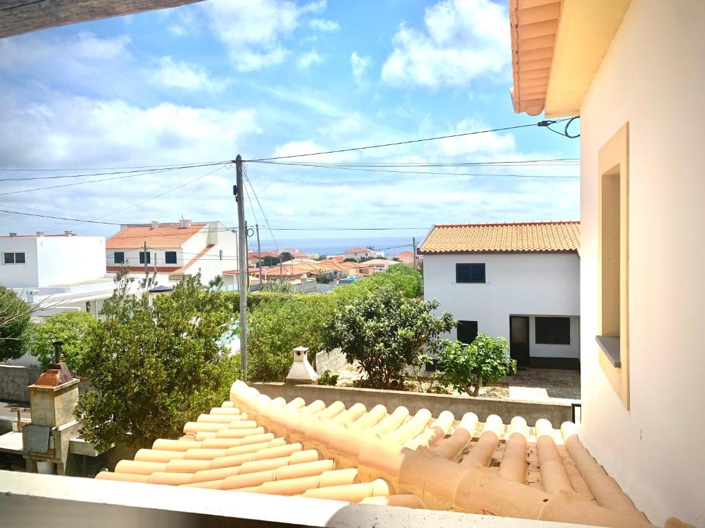 圣港Porto Santo Casa Dourada的房屋的阳台享有风景。