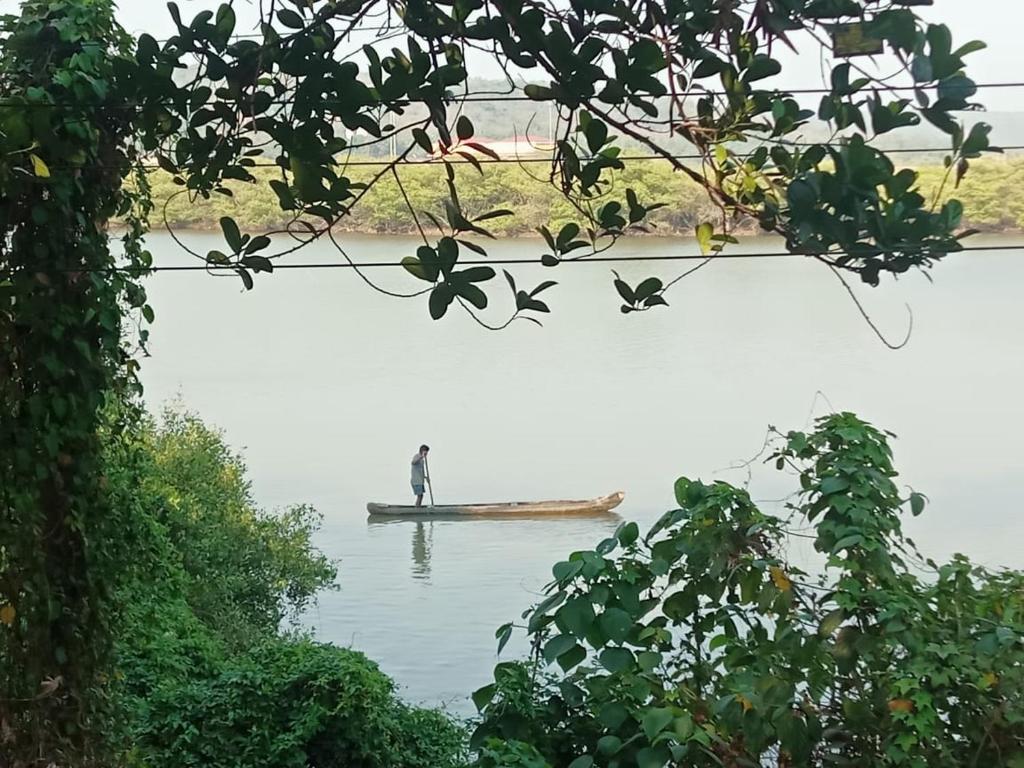 波尔沃林Casa de Julio的站在水中的船上的男人