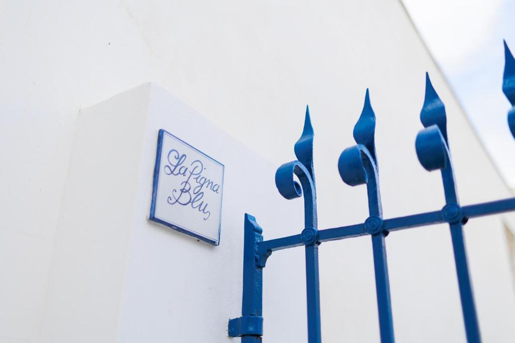 阿纳卡普里La Pigna Blu的蓝色管道建筑的一侧的标志