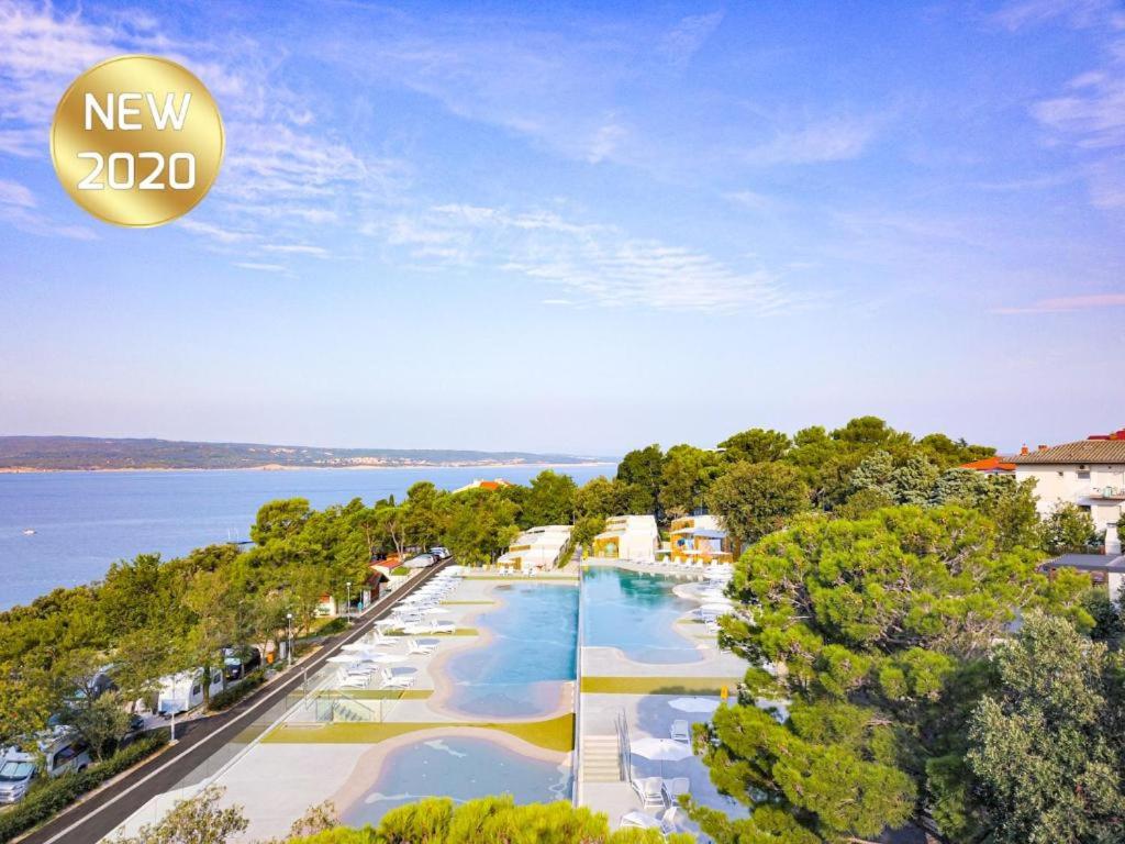 塞尔瑟Rosmarin&Olive Premium Mobile Homes的享有带游泳池的度假村的空中景致