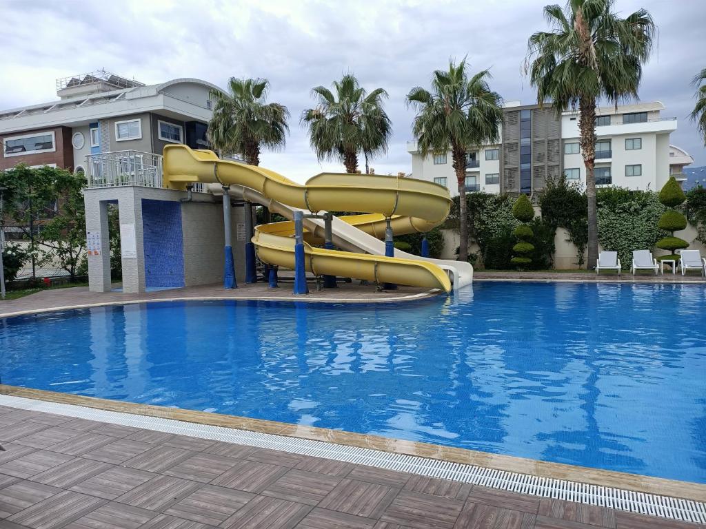 阿拉尼亚2-Room Accommodation in a Luxury Resort的游泳池中间的滑梯
