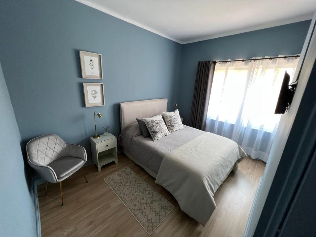 维纳德马Hotel Florencia的卧室配有床、椅子和窗户。